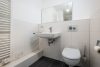 Urban investieren in Berlin - F'hain: junges 1‑Zimmer‑Apartment nahe Spree, starke Mieteinnahmen - Badezimmer mit bodentiefer Dusche