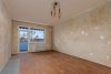 Viel Potenzial: Renovierungsobjekt mit 68 m² in Berlin-Buckow – Ideal für Selbstnutzer & Investoren - Wohnzimmer – Aktueller Zustand mit Zugang zum Balkon